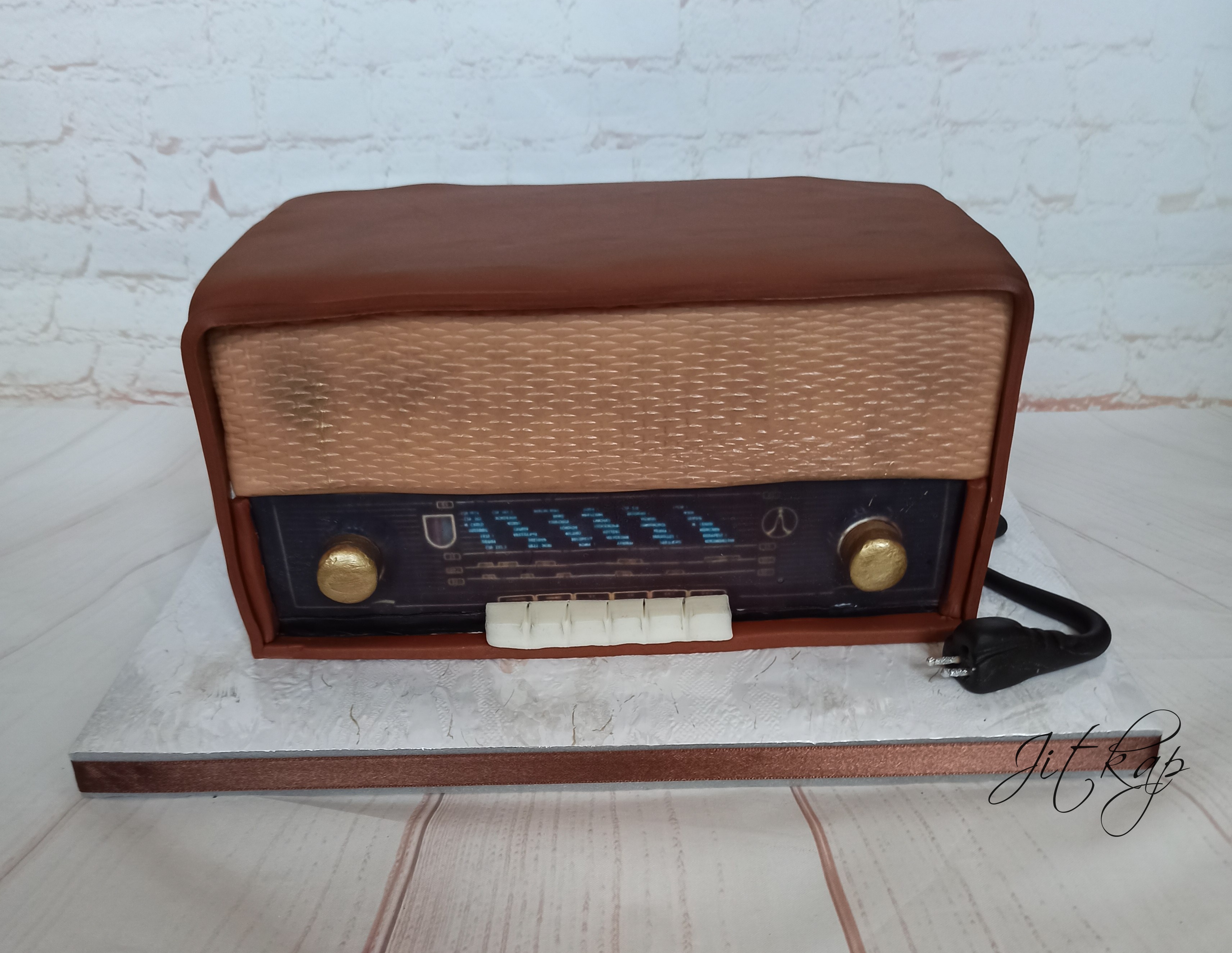 2100. Radio Tesla